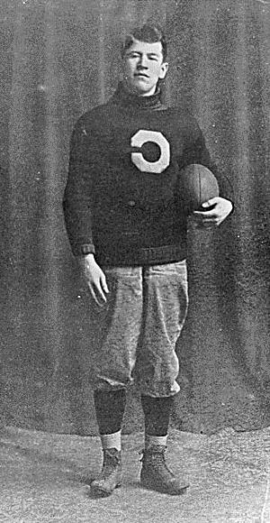 吉姆·索普身穿卡莱尔制服，c. 1909. 吉姆是现代历史上最伟大的足球运动员之一. 他是俄克拉何马州萨克和福克斯民族的成员. 他赢得了1912年奥运会五项和十项全能的金牌, 打美式橄榄球(大学和职业), 还打过职业棒球和篮球. 